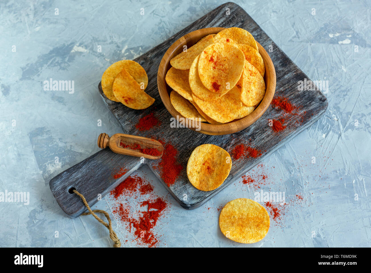 Croustilles de pommes de terre à la fleur de sel et de paprika. Banque D'Images