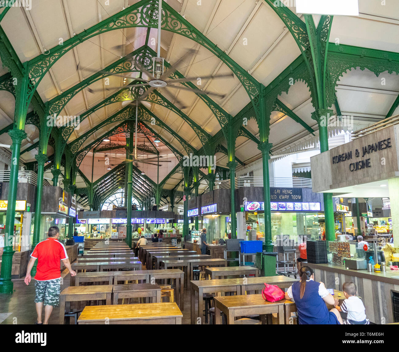 Treillage en fonte peint en vert, et les convives assis à des tables Lau Pa Sat Hawker Food Markets au centre-ville de Singapour. Banque D'Images