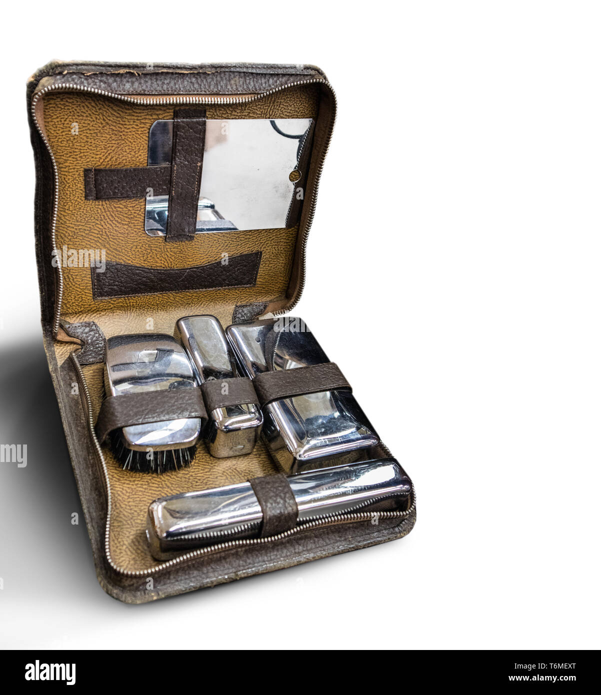 Vintage kit pour coiffure mobile, le sac en cuir. Les outils ont des  surfaces métalliques et certains sont dans de petites caisses en métal.  Copier l'espace Photo Stock - Alamy