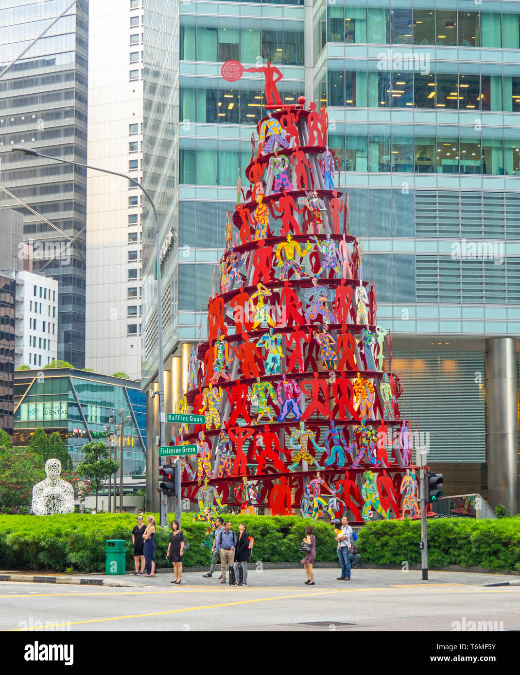 L'élan d'une spirale en acier inoxydable peint sculpture de figurines par sculpteur israélien David Gerstein sur Finlayson Green centre-ville de Singapour. Banque D'Images