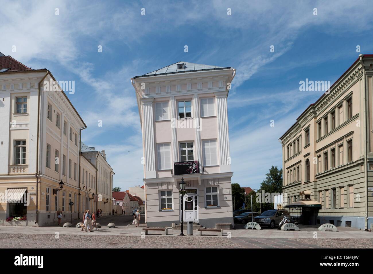 Bâtiment oblique sur la place de l'Hôtel de ville de Tartu Banque D'Images