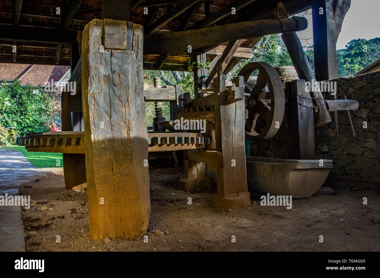 L'intérieur d'un vieux moulin en bois en bois de grandes vitesses. Banque D'Images