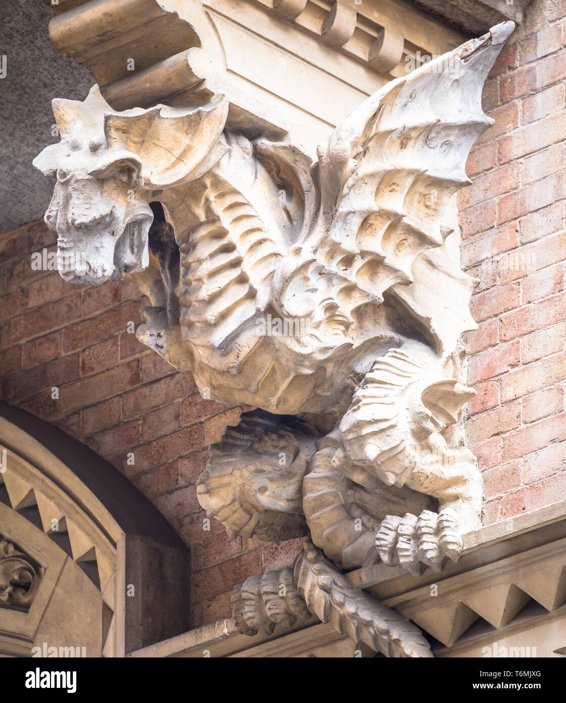 TURIN, ITALIE - Dragon sur la façade du palais de la Victoire Banque D'Images