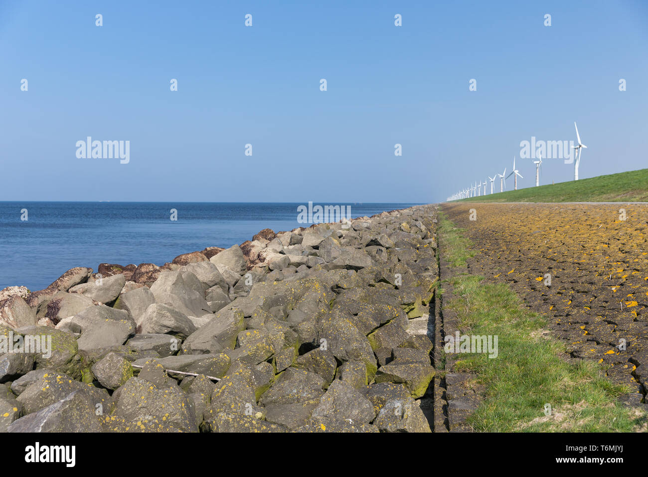 Dutch digue le long de la mer et les éoliennes Banque D'Images