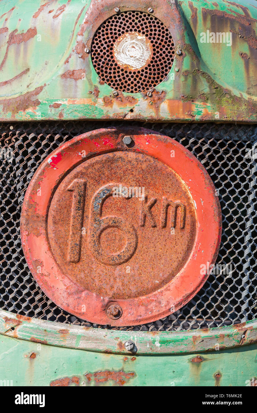 Vue frontale d'un vieux tracteur avec la vitesse maximale sign Banque D'Images