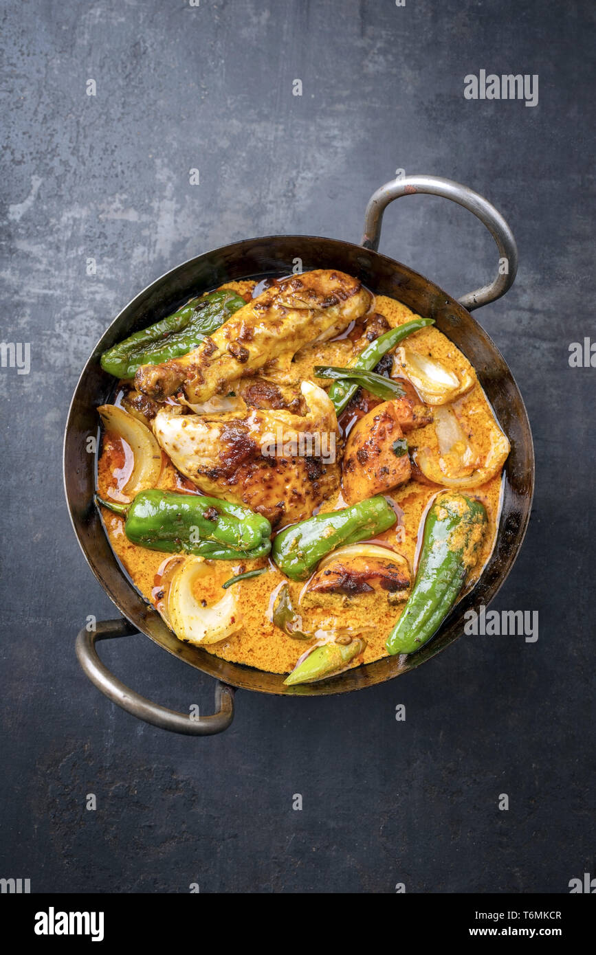 Kaeng traditionnel Thaï coco massaman curry de poulet au piment jalapeno Banque D'Images
