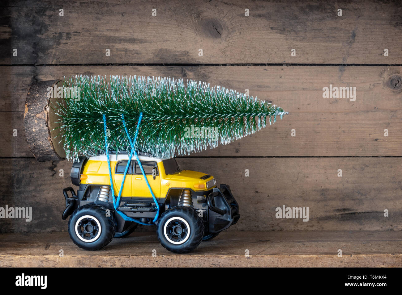 Arbre de Noël sur une petite voiture jaune Banque D'Images