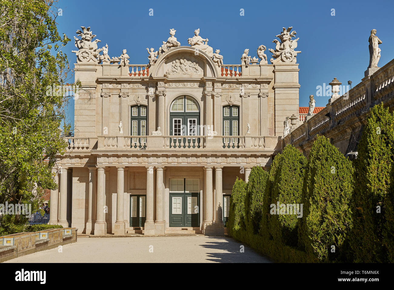 QUELUZ, Sintra / PORTUGAL - Octobre 02, 2017 : Façade et jardins de Palais Queluz à Sintra, Portugal au cours de journée d'été Banque D'Images