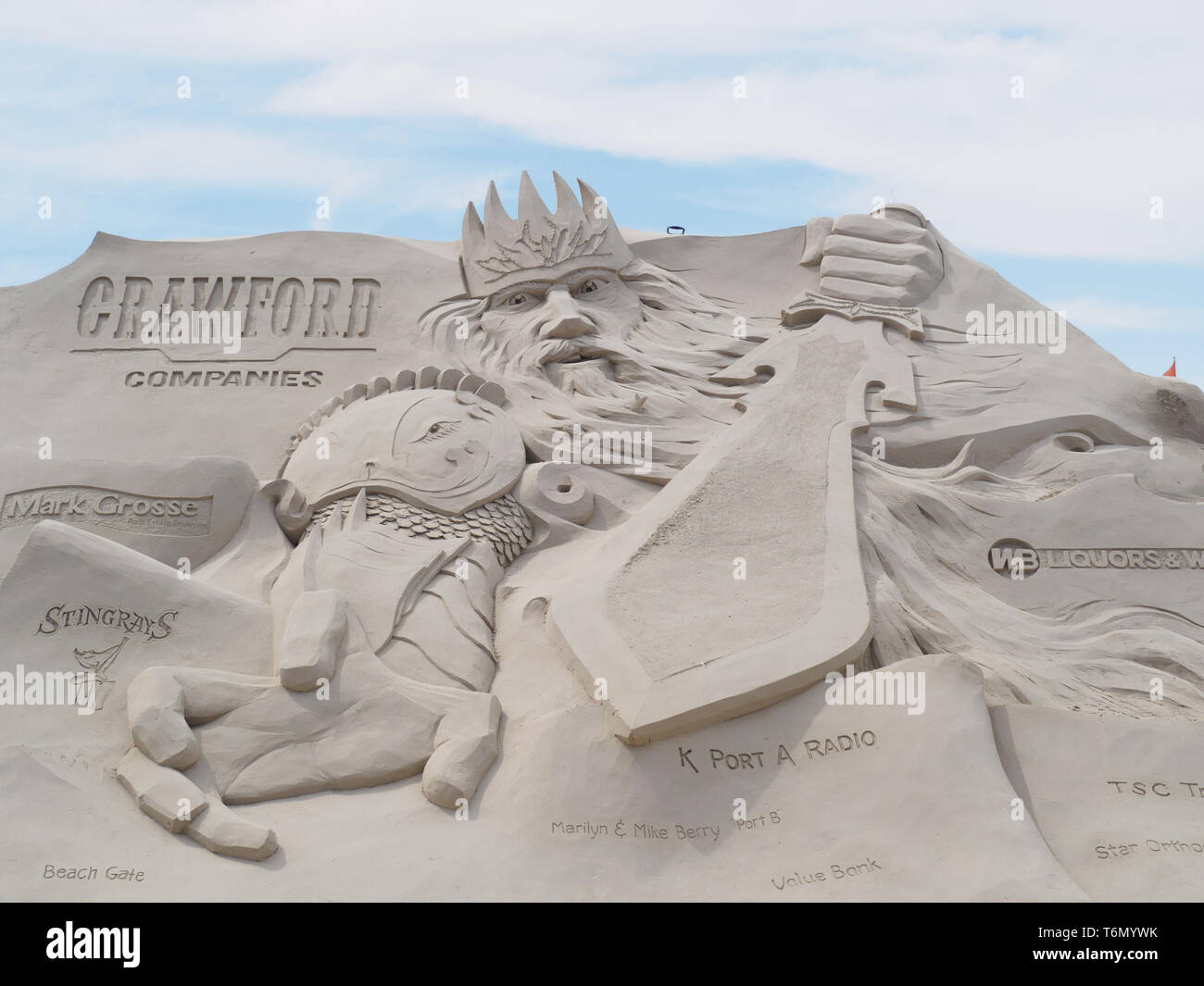 Brandissant une épée figure domine l'une des grandes sculptures en sable à l'affiche au Texas 2019 Sandfest à Port Aransas, Texas USA. Banque D'Images