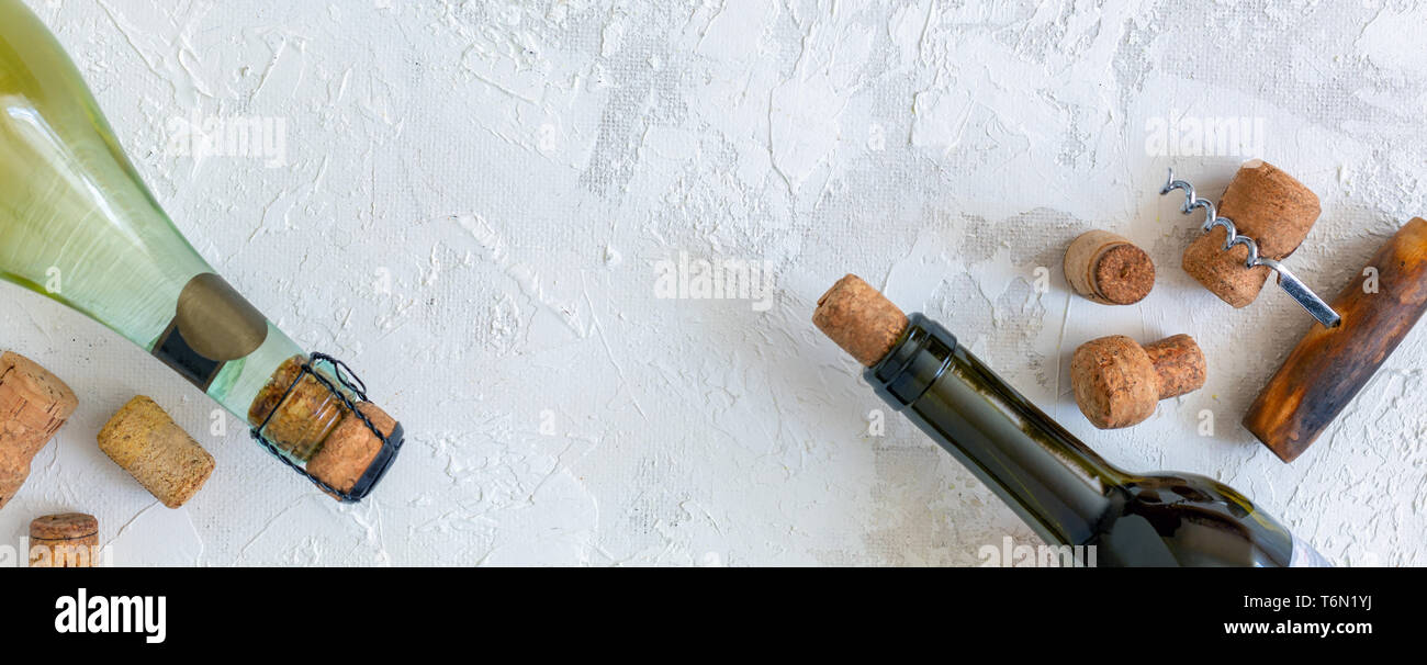 Bouteilles, bouchons à vin vintage et de tire-bouchons. Banque D'Images