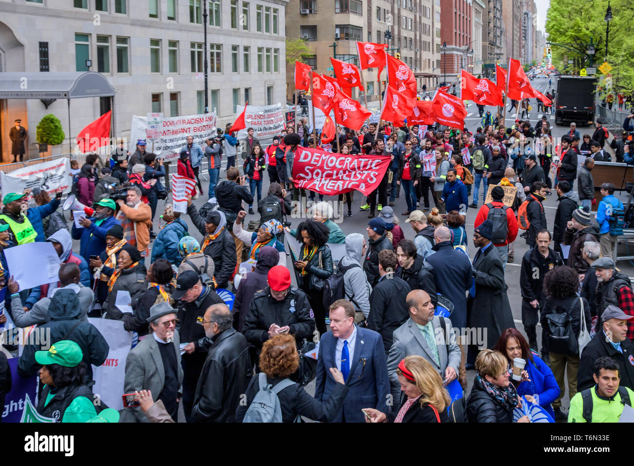 New York, États-Unis. 01 mai, 2019. Des centaines de New Yorkais se sont rassemblés en face de l'hôtel Trump International à Columbus Circle dans la célébration du Premier Mai - une occasion souvent synonyme de lutte pour les droits des travailleurs - à l'appui de questions allant des salaires équitables pour les travailleurs de la restauration, à moindres frais de scolarité, à la lutte contre le projet de mur à la frontière d'Atout. Crédit : Erik McGregor/Pacific Press/Alamy Live News Banque D'Images