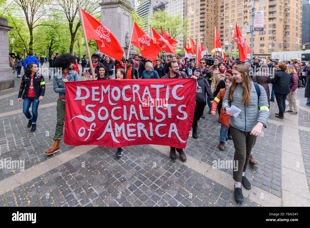 New York, États-Unis. 01 mai, 2019. Des centaines de New Yorkais se sont rassemblés en face de l'hôtel Trump International à Columbus Circle dans la célébration du Premier Mai - une occasion souvent synonyme de lutte pour les droits des travailleurs - à l'appui de questions allant des salaires équitables pour les travailleurs de la restauration, à moindres frais de scolarité, à la lutte contre le projet de mur à la frontière d'Atout. Crédit : Erik McGregor/Pacific Press/Alamy Live News Banque D'Images