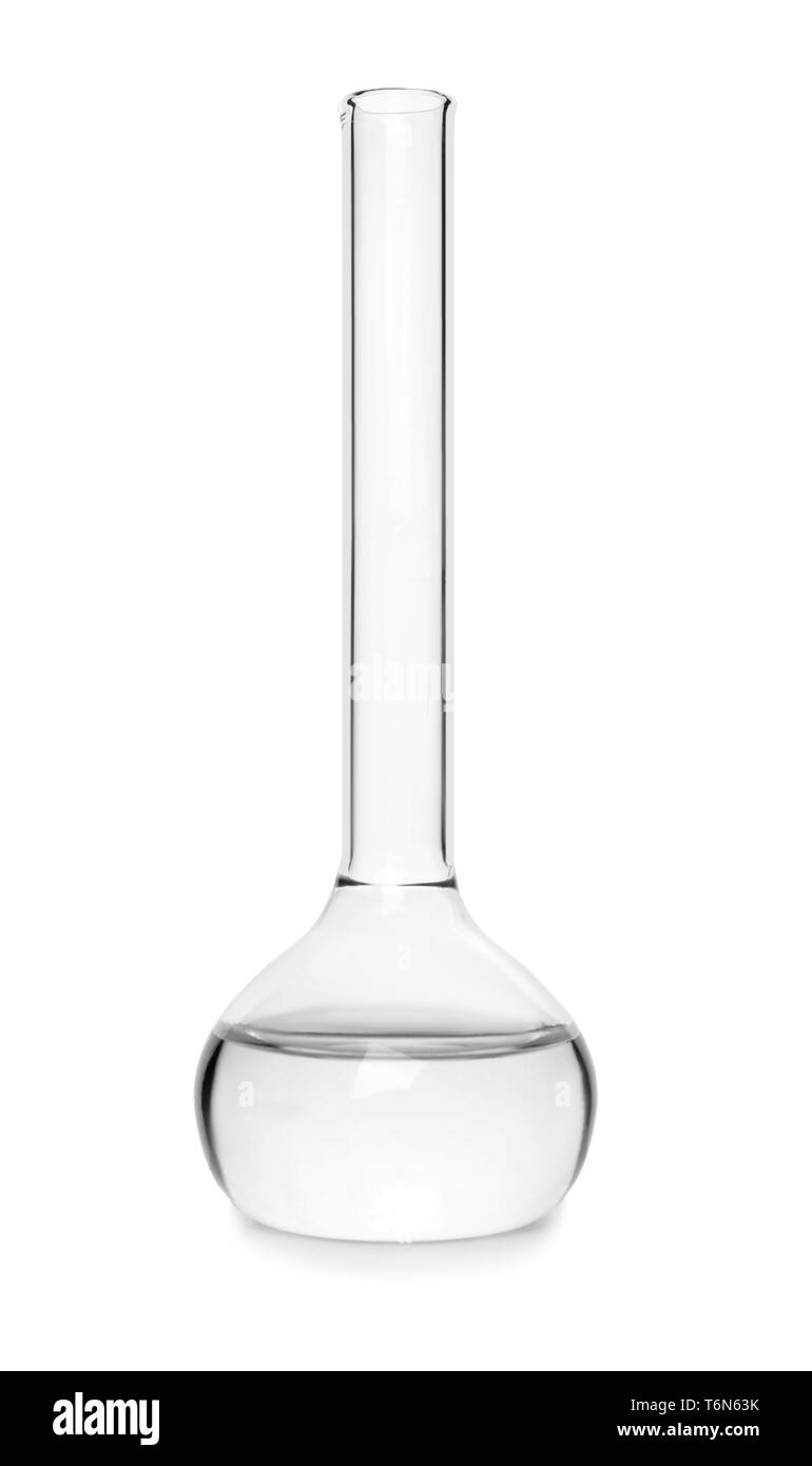 Fiole jaugée avec du liquide sur fond blanc Banque D'Images