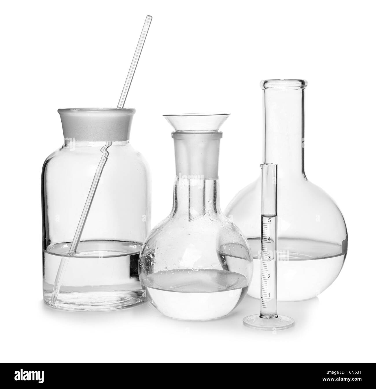 Verrerie de laboratoire différentes sur fond blanc Banque D'Images