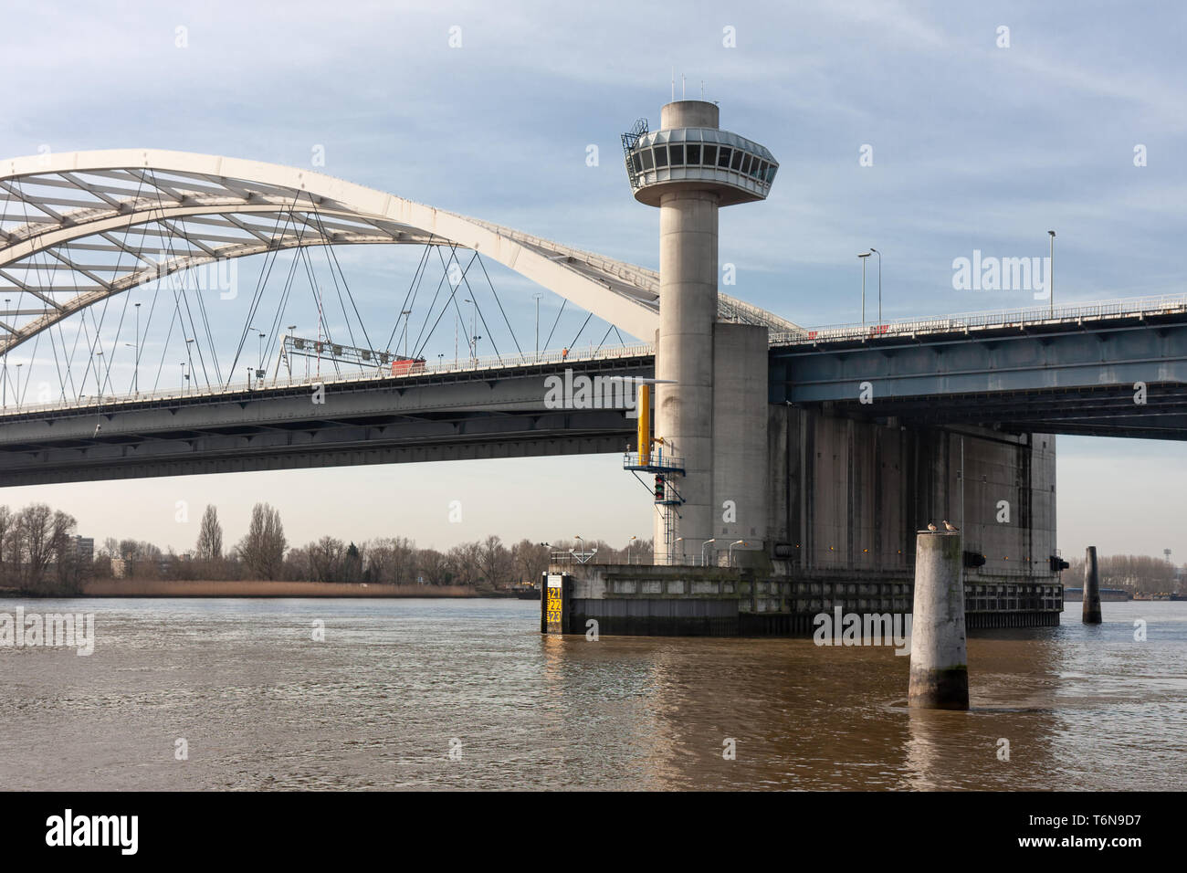 Pont sur la rivière Lek aux Pays-Bas Banque D'Images