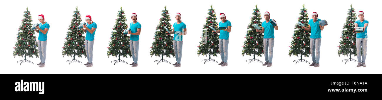 Le jeune homme decorating Christmas Tree isolated on white Banque D'Images