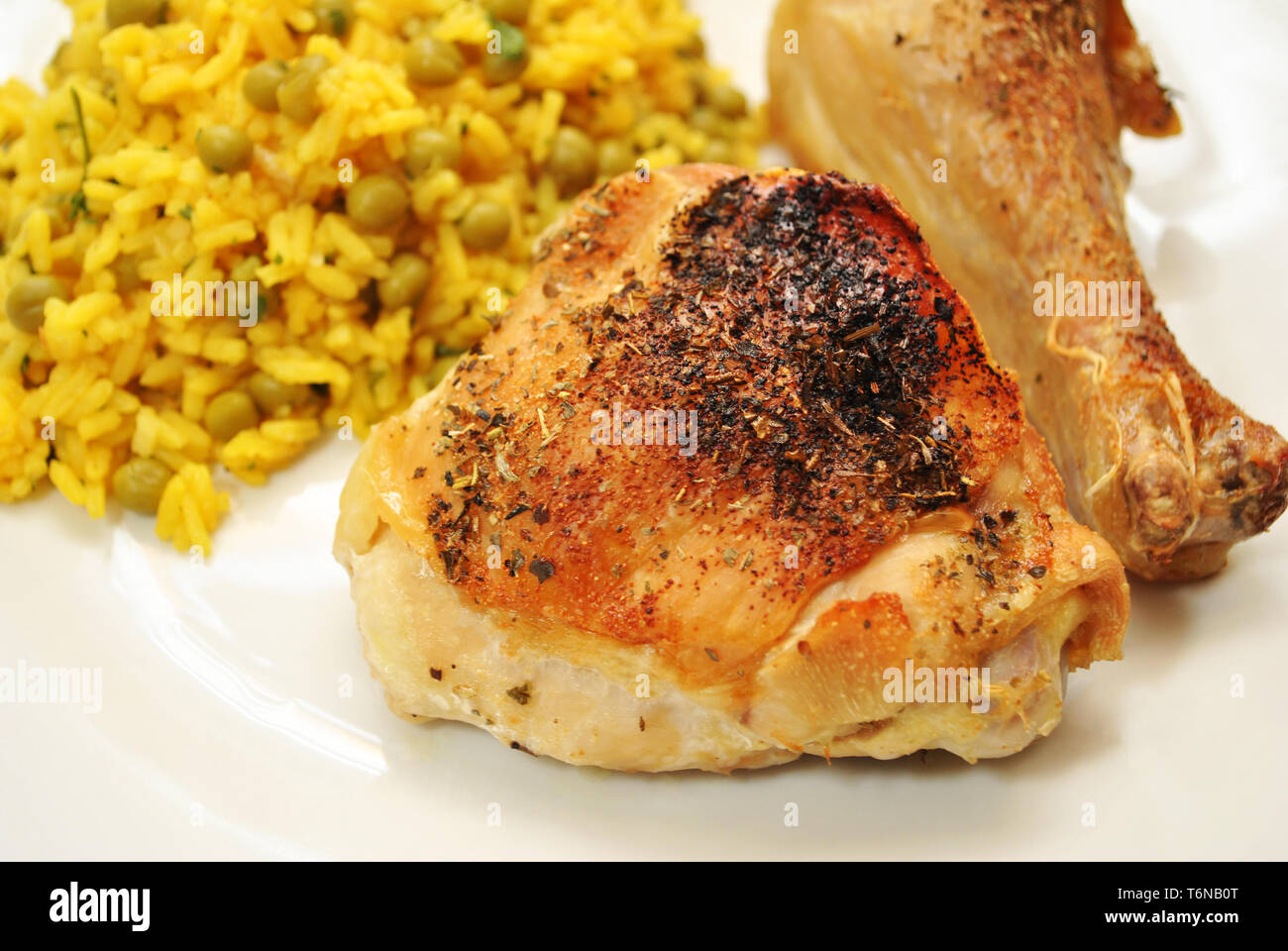 Poulet cuit croustillant servi avec du riz et des pois Banque D'Images