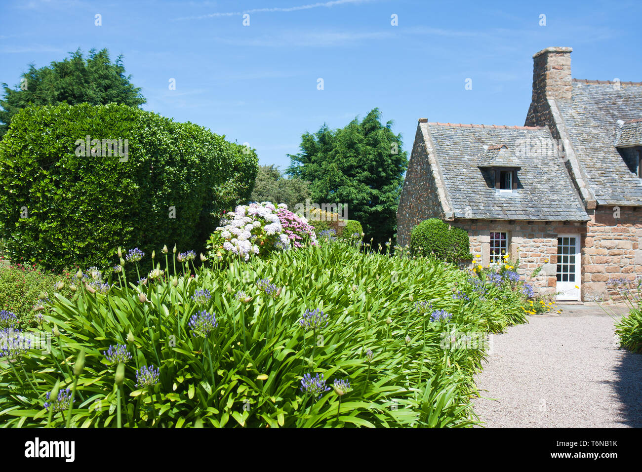 Maison traditionnelle avec jardin en Bretagne, France Banque D'Images