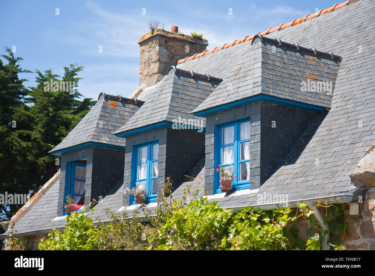 Maison bretonne typique avec lucarnes et fenêtres, France Banque D'Images