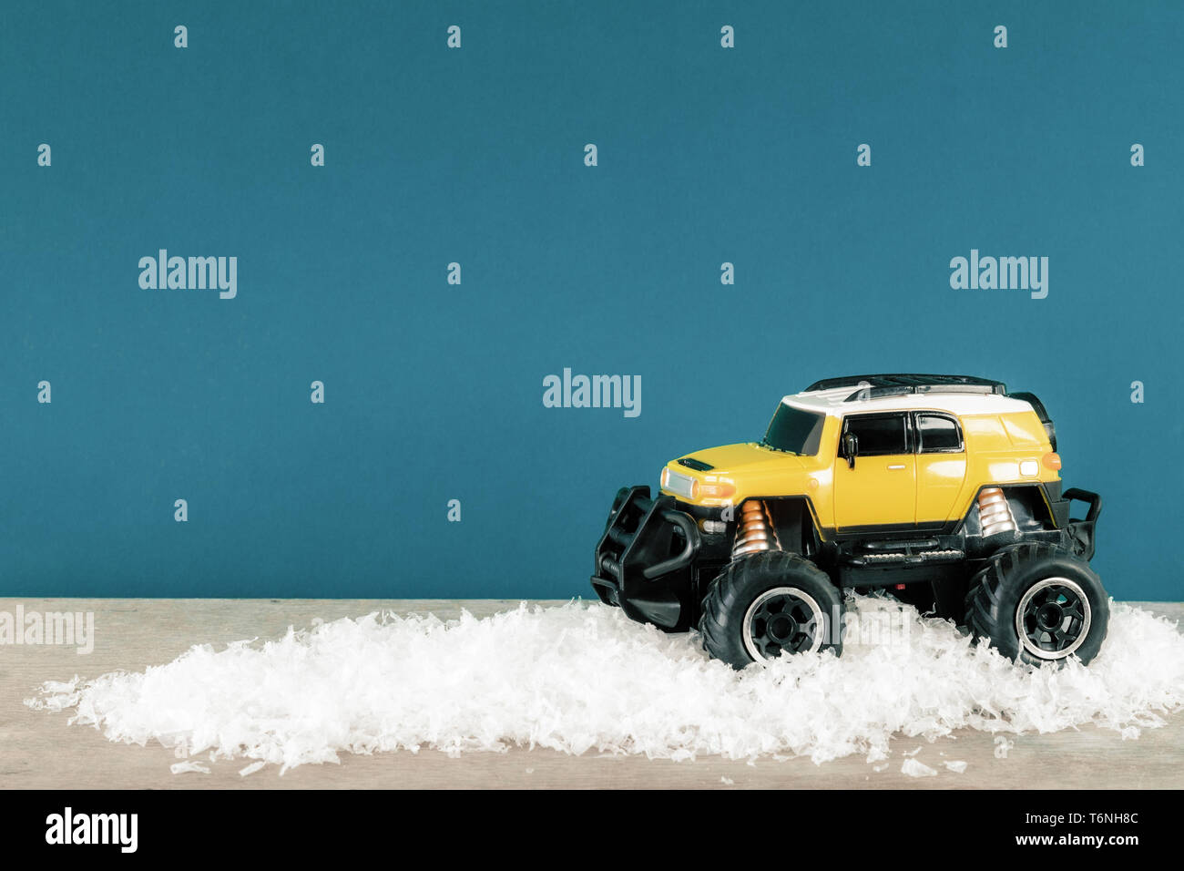 SUV jaune monster voiture camion jouet en hiver neige Banque D'Images