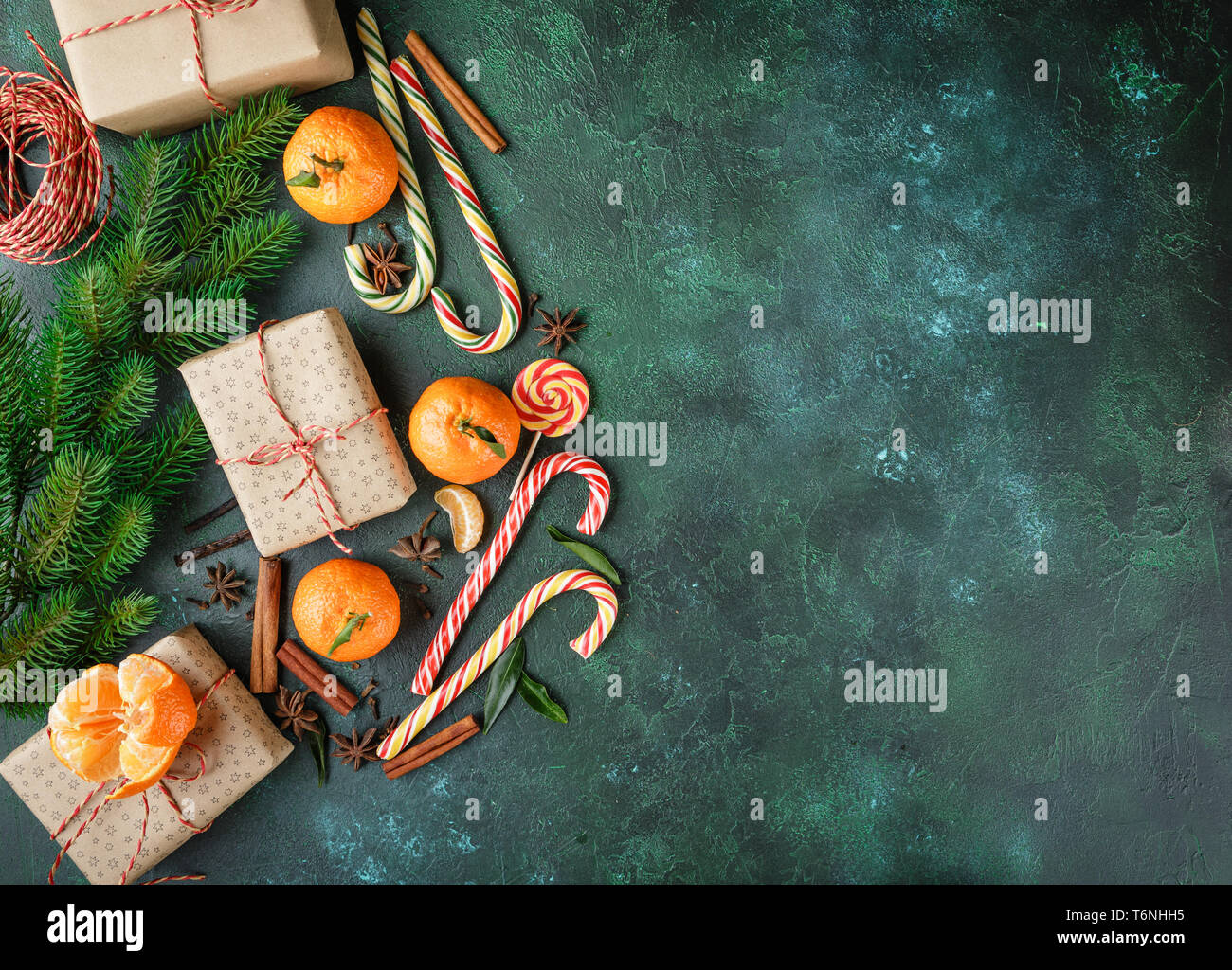 La cannelle, des cannes de bonbon et mandarine avec des feuilles Banque D'Images