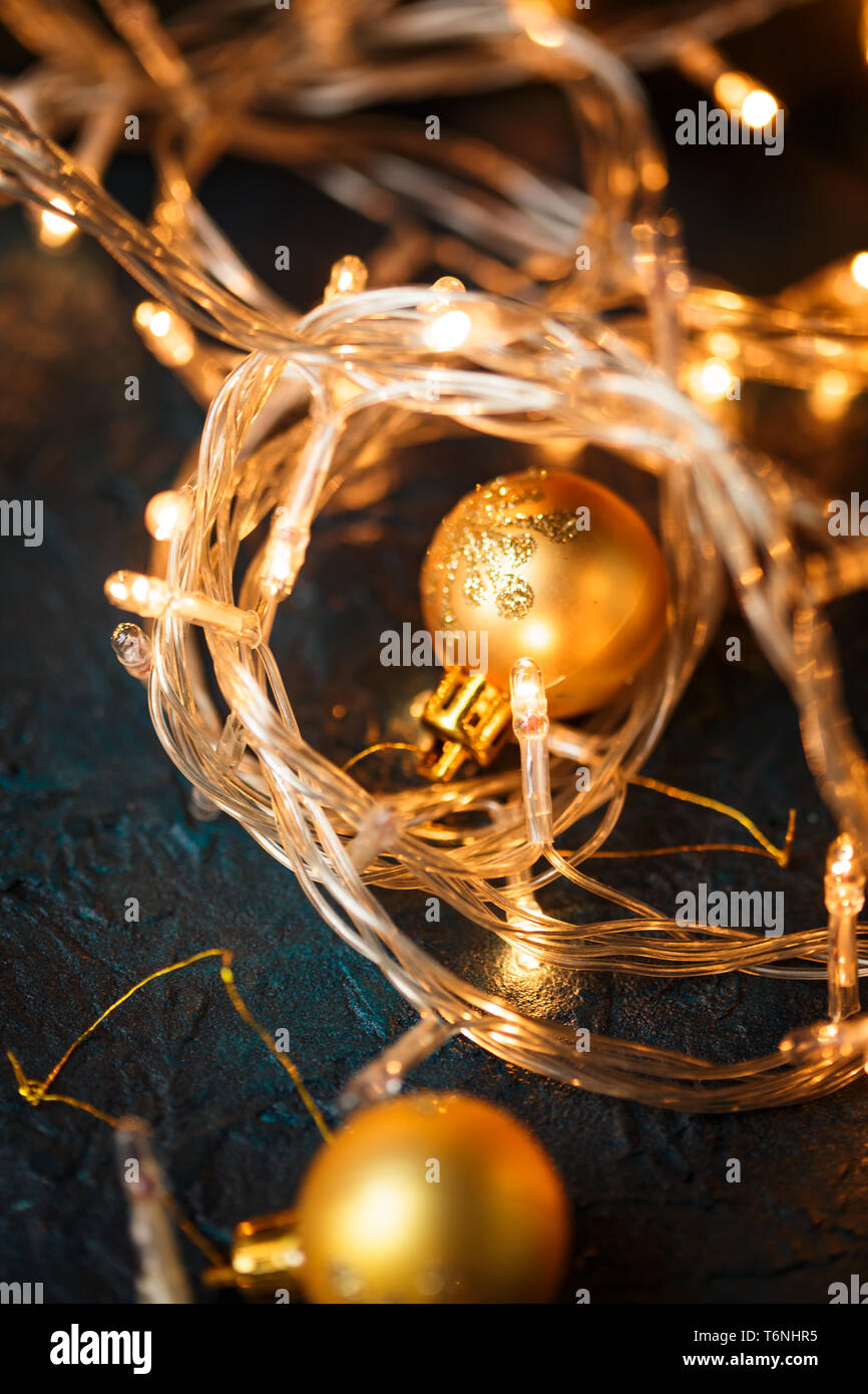 Or boules de Noël sur fond flou Banque D'Images