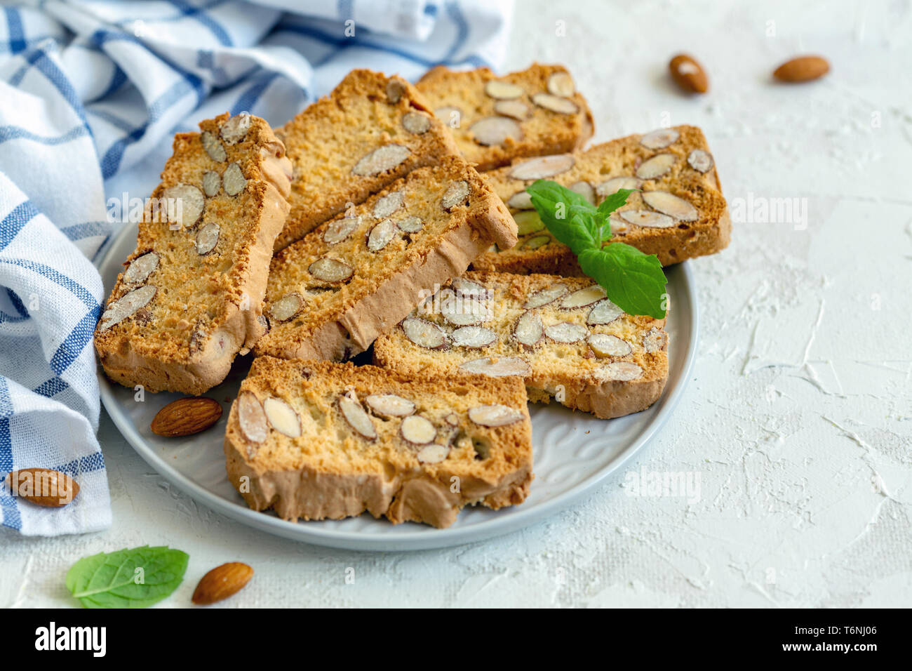 La plaque avec un cookie d'amande. Banque D'Images
