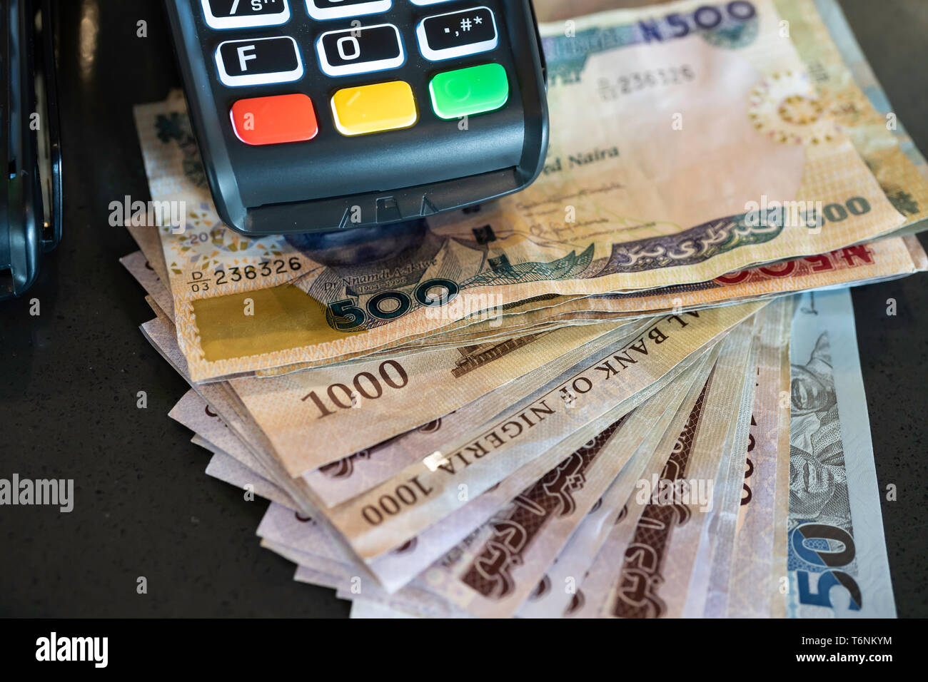 Point de vente Machine avec naira nigérian note Banque D'Images