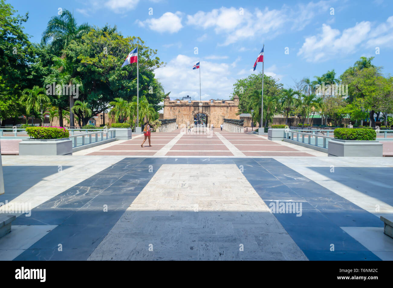 Vue depuis l'autel de la patrie dans le parc de l'indépendance de Saint-Domingue en République Dominicaine, donnant sur la porte du comptage avec ligne symétrique Banque D'Images