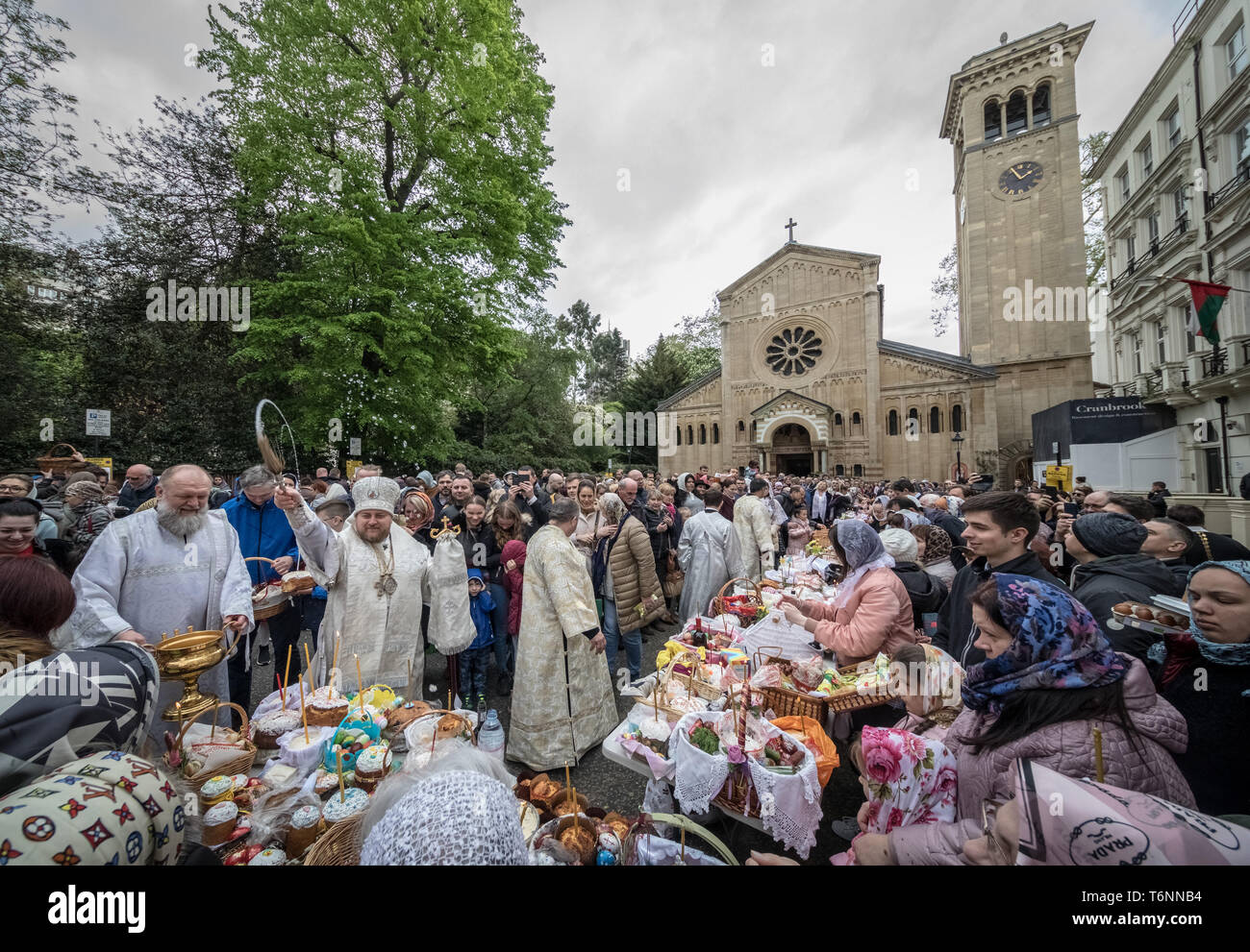 Célébrations de Pâques orthodoxe russe et des bénédictions à l'Église russe à Knightsbridge, Londres, Royaume-Uni. Banque D'Images