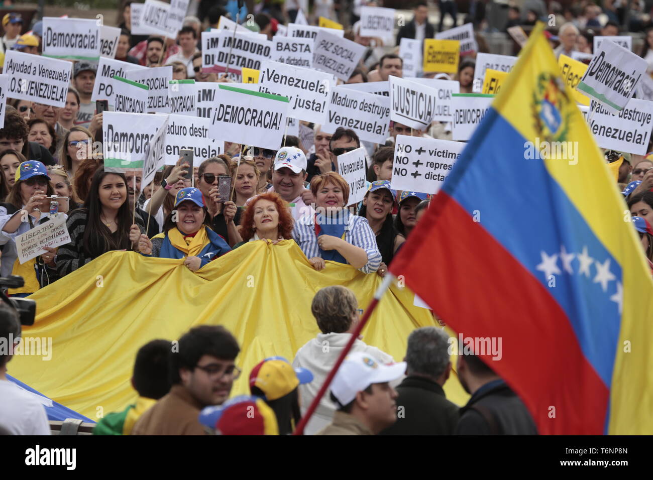 Des centaines de plaques-étiquettes vu parmi les manifestants pendant la manifestation. Des centaines d'exilés vénézuéliens en Espagne sont concentrés dans la Plaza de Colón, à Madrid. Ils exigent la fin du mandat de Nicolas Maduro afin que Juan Guaidó peut mener le processus d'élections libres et démocratiques. Banque D'Images