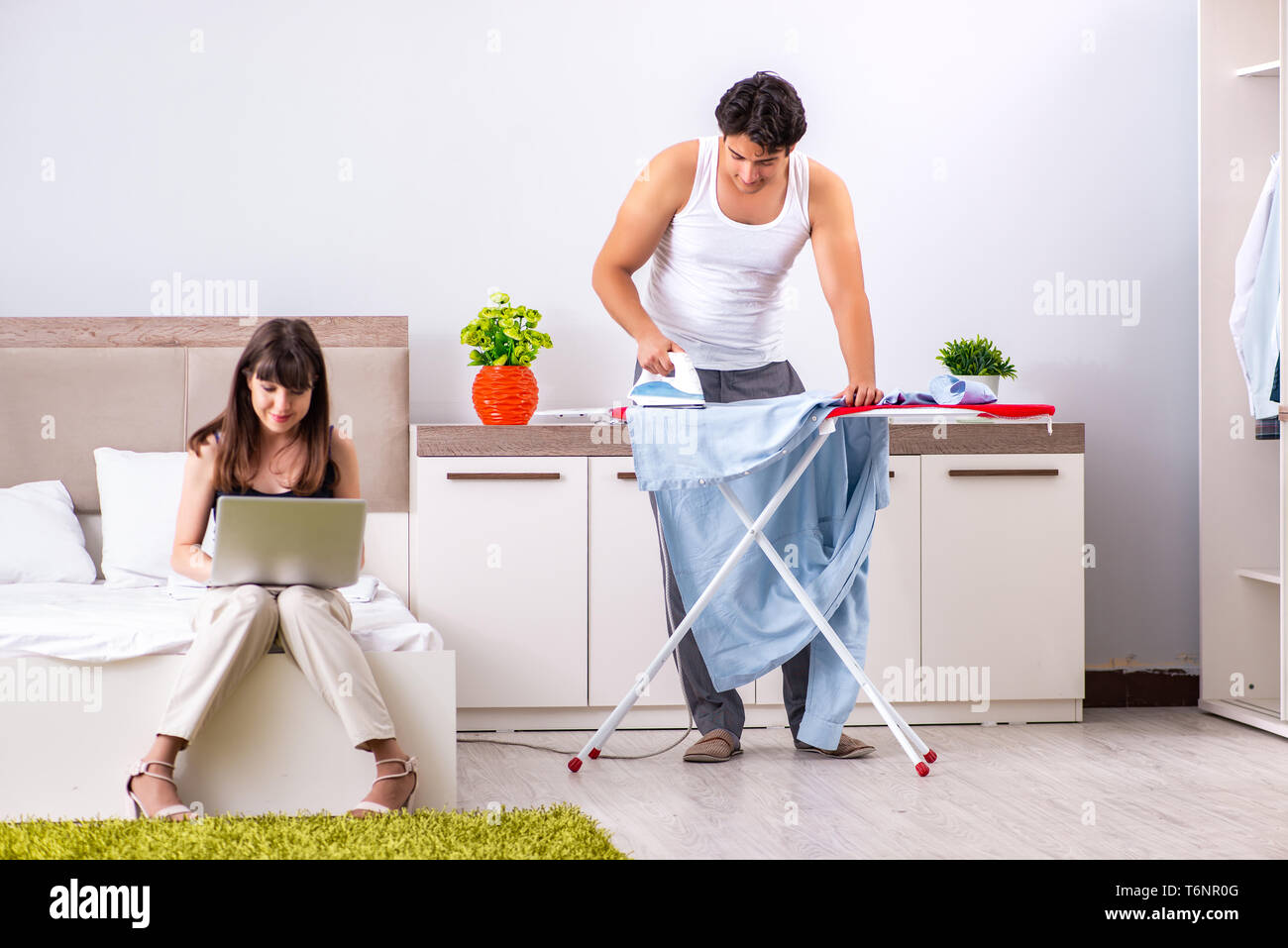 L Homme Son Repassage Femme Assis Paresseux Photo Stock Alamy L Homme Son Repassage Femme Assis Paresseux Photo Stock Alamy