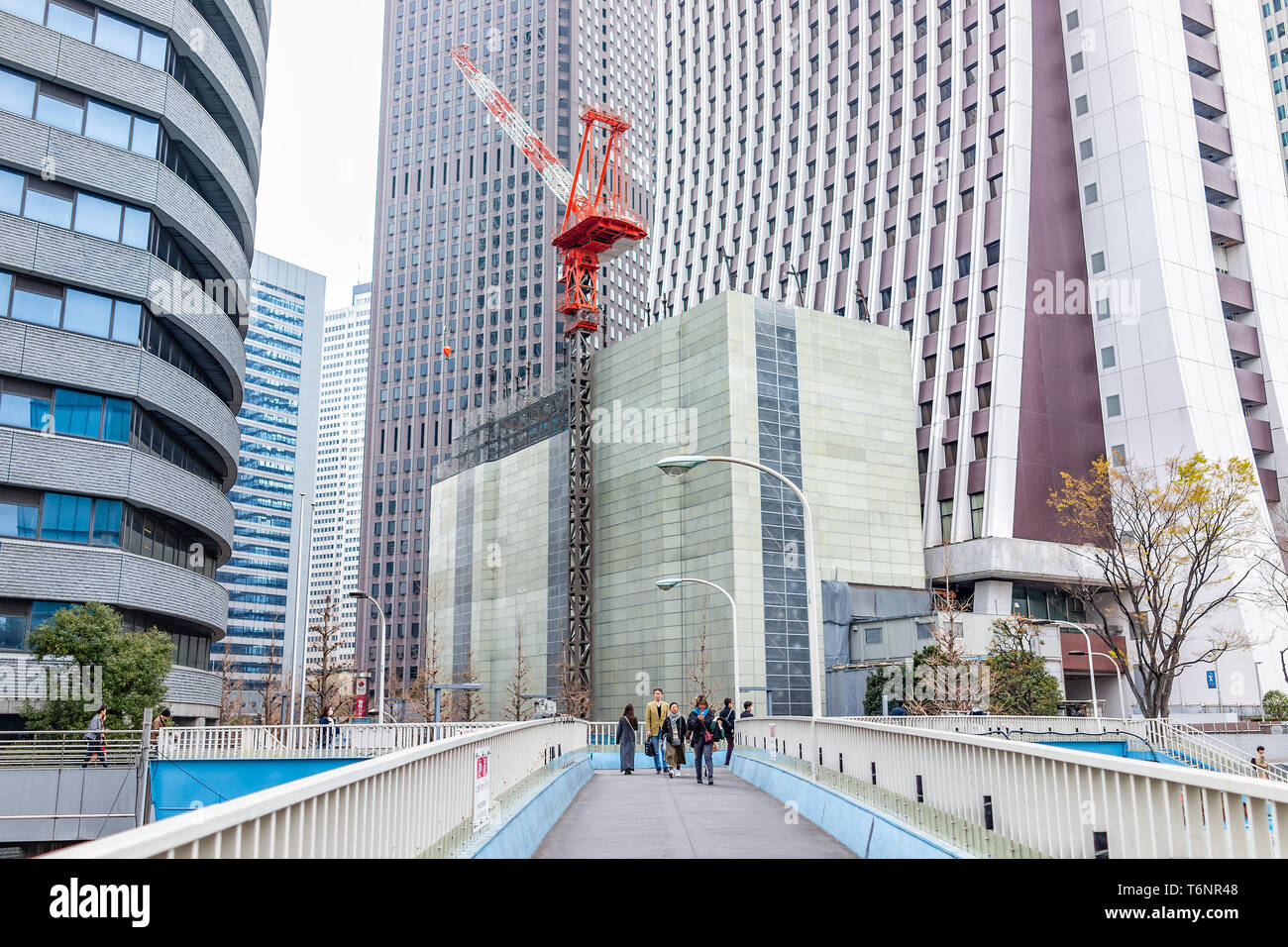 Tokyo, Japon - 30 mars 2019 : paysage urbain Shinjuku avec passerelle surélevée et gratte-ciel de verre contemporain moderne des immeubles d'habitation c Banque D'Images
