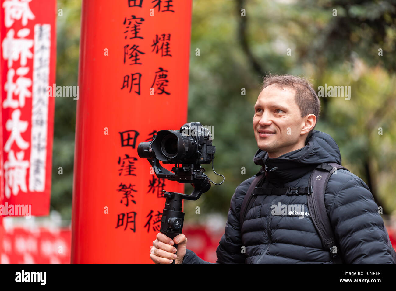 Tokyo, Japon - 31 mars 2018 : Hie shrine gate avec l'homme photographe prenant photo tournage gimbal holding et appareil photo dans le quartier d'Akasaka smiling Banque D'Images