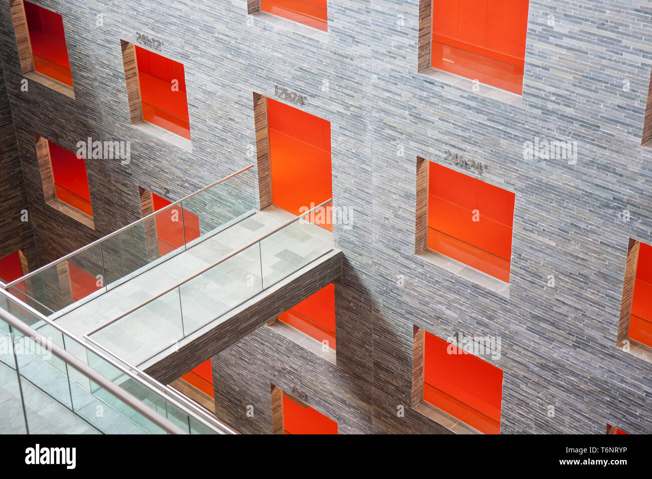 L'intérieur futuriste avec de grandes chambres orange dans un bâtiment moderne Banque D'Images