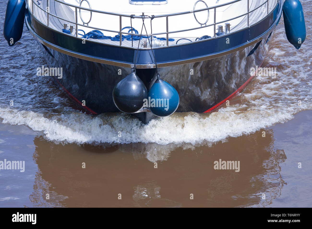 Vue avant du yacht à savoir une vague de proue Banque D'Images
