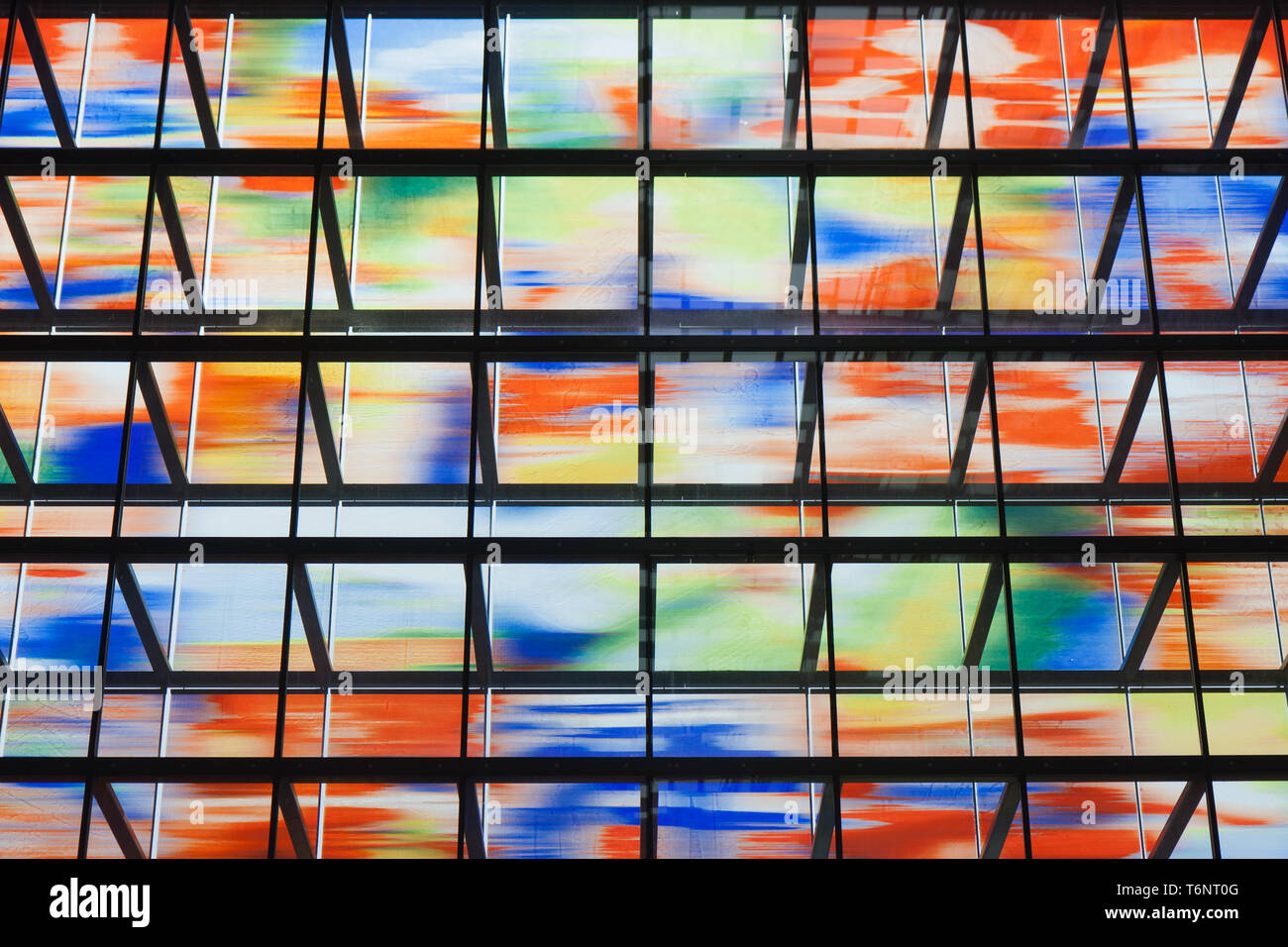 De nombreuses vitres teintés à l'intérieur d'un bâtiment moderne Banque D'Images
