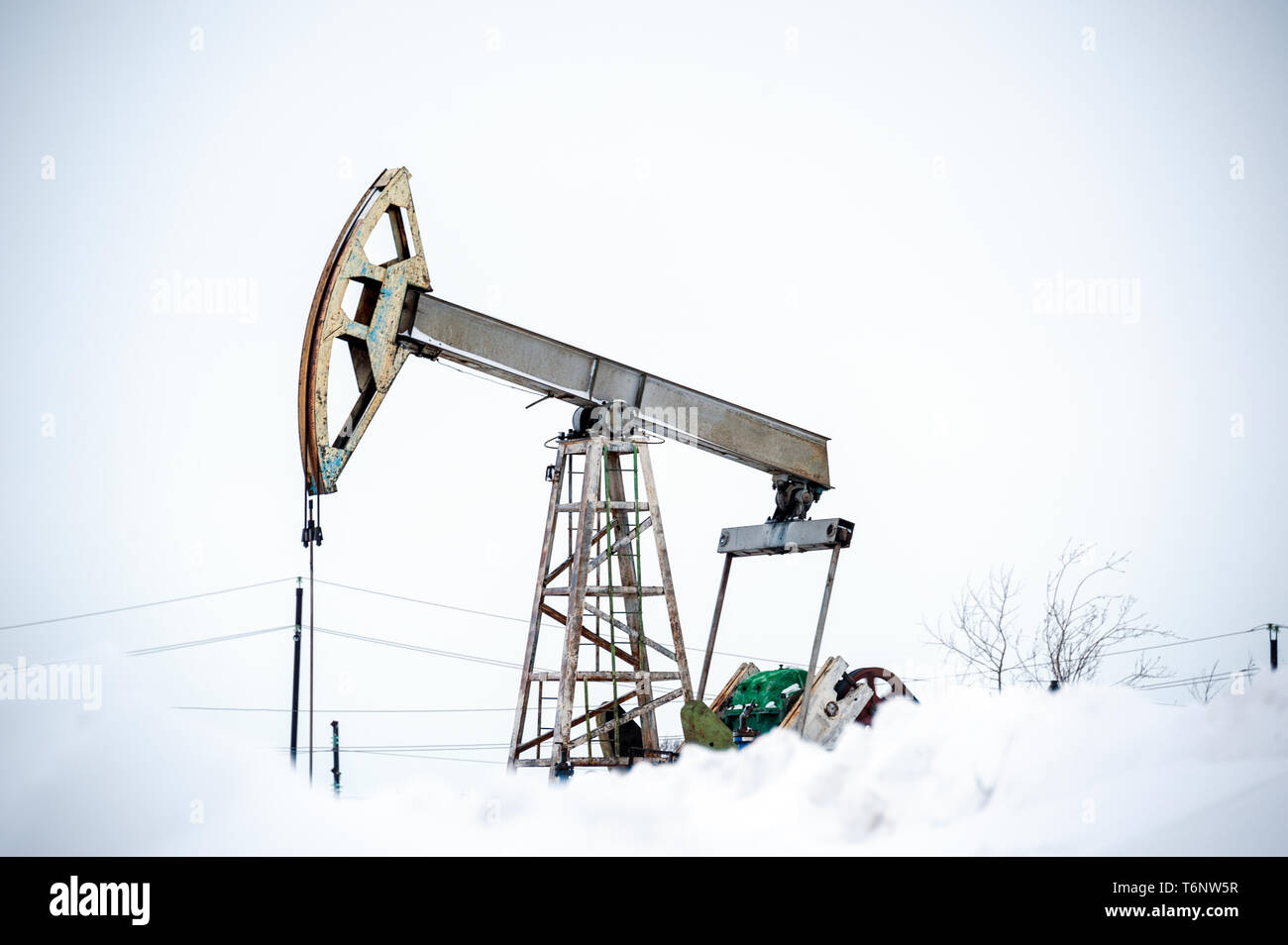 Chevalet de pompage sur un oilfield. Banque D'Images