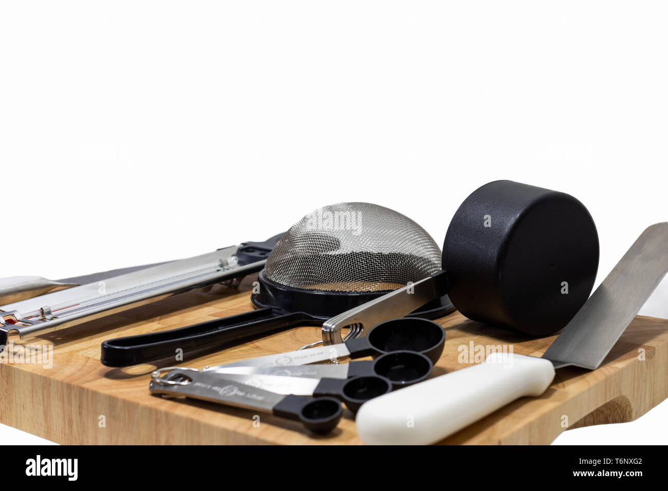 Mise à plat de cuisson/pâtisserie ustensiles essentiels avec billot de bois, acier inoxydable  + thème noir et blanc. Propre, moderne et minimaliste Banque D'Images
