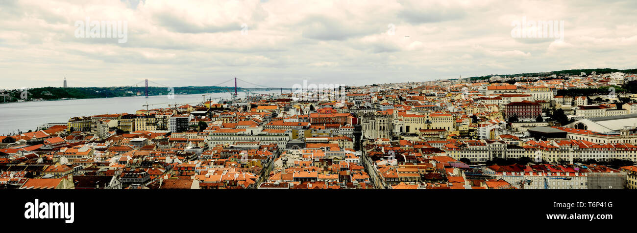 Panorama de Lisbonne, le Tage, paysage urbain, pont 25 de Abril, temps couvert, vue du château de Saint George, grand Banque D'Images