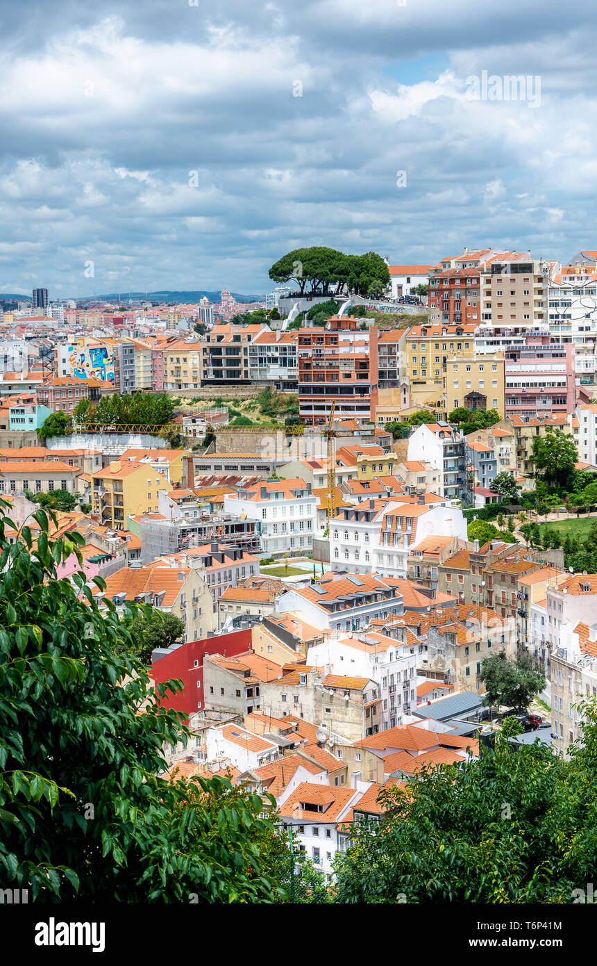 Vue du château de Saint George, Lisbon cityscape, l'architecture portugaise, arbres Banque D'Images