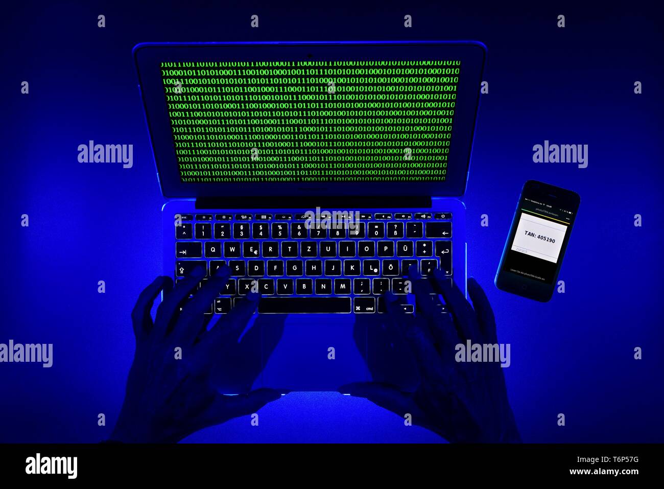 Smartphone pour pousser-TAN à côté de l'entrée clavier de l'ordinateur, les mains, symbole de droit la cybercriminalité, attaque de hacker, Baden-Wurttemberg, Allemagne Banque D'Images