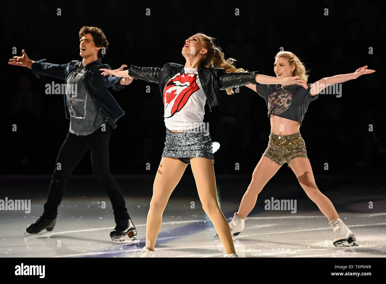 Laval (Québec). 01 mai, 2019. Piper Gilles, Kaitlyn Weaver et Paul Poirier avec leurs bras étendus annonce la fin de leur part durant les Stars On Ice show à Place Bell à Laval, au Québec. David Kirouac/CSM/Alamy Live News Banque D'Images