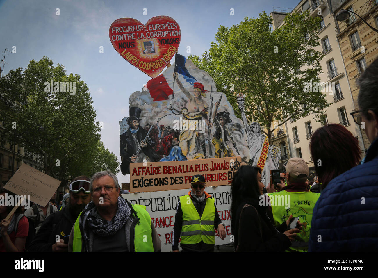 Le 1 mai 2019 - Des milliers de personnes se sont rassemblées pour les manifestations du premier mai dans la capitale française avec l'éclatement des affrontements entre certains des manifestants et la police. De nombreux manifestants gilet jaune rejoint le rassemblement ainsi que certains Black Bloc des groupes anti-capitaliste. Plusieurs centaines de policiers avaient été déployés dans Paris, et ils ont tiré des gaz lacrymogènes et utilisé de bâton pour repousser les manifestants. Des milliers de personnes ont participé, le premier mai de cette année en France à lutter pour les droits des travailleurs et de protestation contre le Président Emmanuel Macron en 1945. Selon le syndicat français CGT, tous les mois de mars Banque D'Images