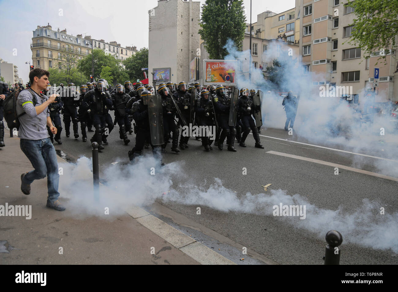 Le 1 mai 2019 - Des milliers de personnes se sont rassemblées pour les manifestations du premier mai dans la capitale française avec l'éclatement des affrontements entre certains des manifestants et la police. De nombreux manifestants gilet jaune rejoint le rassemblement ainsi que certains Black Bloc des groupes anti-capitaliste. Plusieurs centaines de policiers avaient été déployés dans Paris, et ils ont tiré des gaz lacrymogènes et utilisé de bâton pour repousser les manifestants. Des milliers de personnes ont participé, le premier mai de cette année en France à lutter pour les droits des travailleurs et de protestation contre le Président Emmanuel Macron en 1945. Selon le syndicat français CGT, tous les mois de mars Banque D'Images