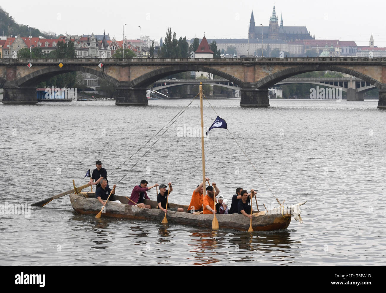 Prague, République tchèque. 01 mai, 2019. Début officiel de Monoxylon III expédition internationale qui naviguera la Méditerranée de la Grèce jusqu'à la Crète en voile faite d'un tronc d'arbre, la réplique d'une pirogue néolithique, a eu lieu sur la rivière Vltava à Rasinovo nabrezi, Prague, République tchèque, le mercredi 1 mai 2019. Photo : CTK Michal Krumphanzl/Photo/Alamy Live News Banque D'Images