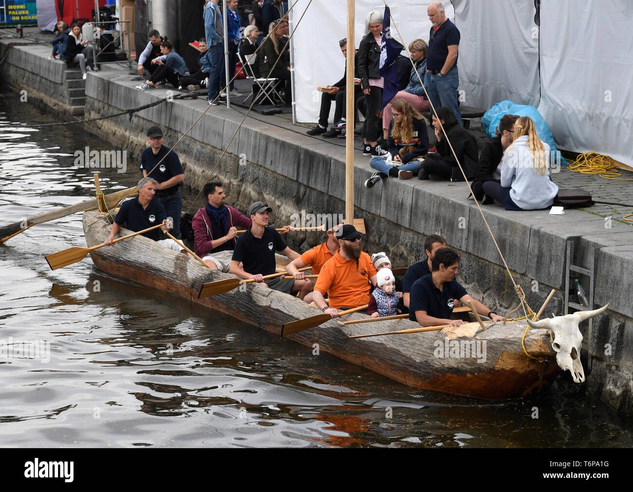 Prague, République tchèque. 01 mai, 2019. Début officiel de Monoxylon III expédition internationale qui naviguera la Méditerranée de la Grèce jusqu'à la Crète en voile faite d'un tronc d'arbre, la réplique d'une pirogue néolithique, a eu lieu sur la rivière Vltava à Rasinovo nabrezi, Prague, République tchèque, le mercredi 1 mai 2019. Photo : CTK Michal Krumphanzl/Photo/Alamy Live News Banque D'Images