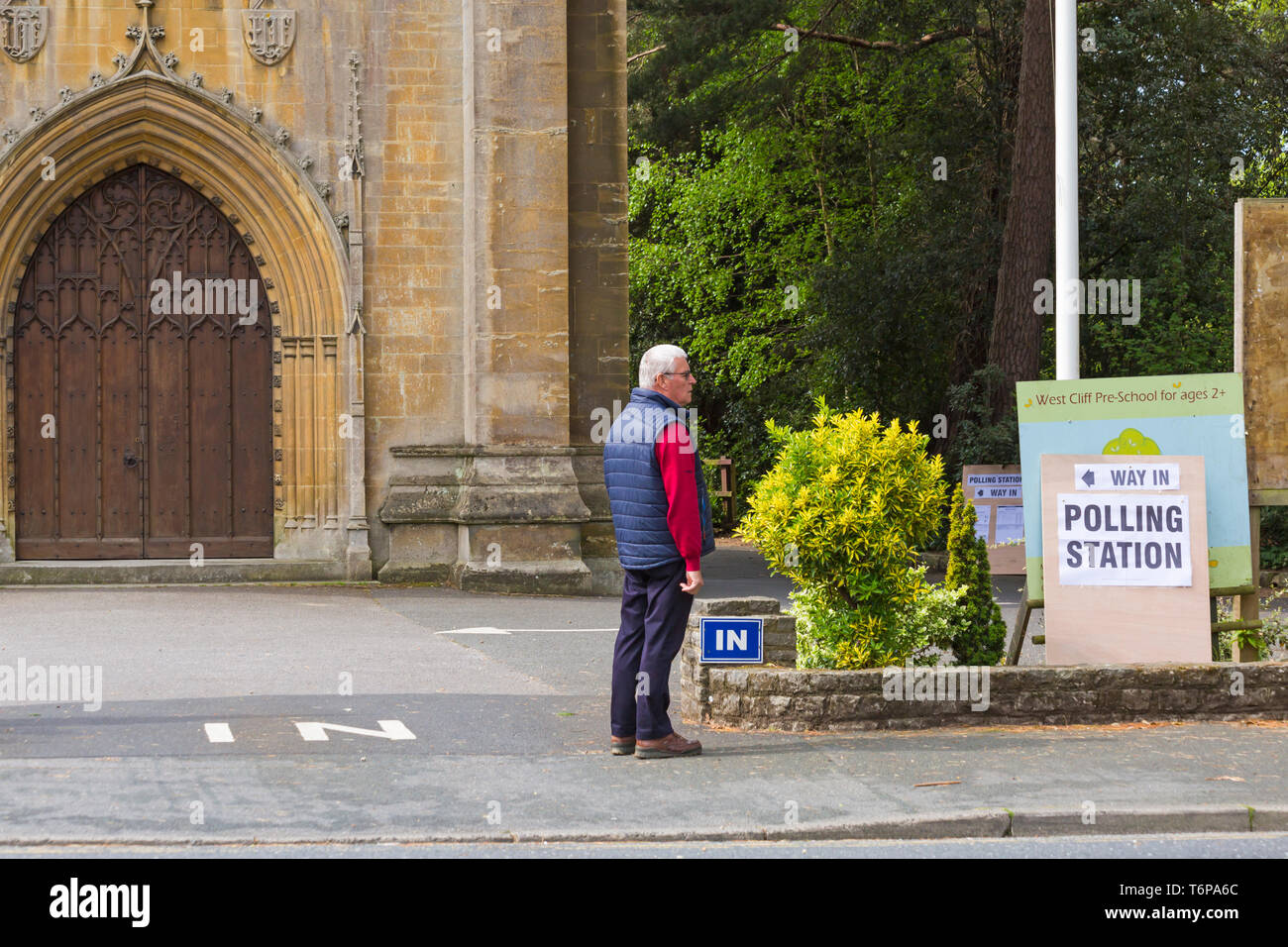 Bournemouth, Dorset, UK. 2e mai 2019. Les élections locales à Bournemouth, une occasion historique que les premières élections depuis la récente Bournemouth, Christchurch et conseils Poole fusionnés. Au bureau de vote à l'église Saint Ambroise, Westbourne, Bournemouth - semble assez calme avec pas beaucoup de gens à voter à l'instant ! Credit : Carolyn Jenkins/Alamy Live News Banque D'Images