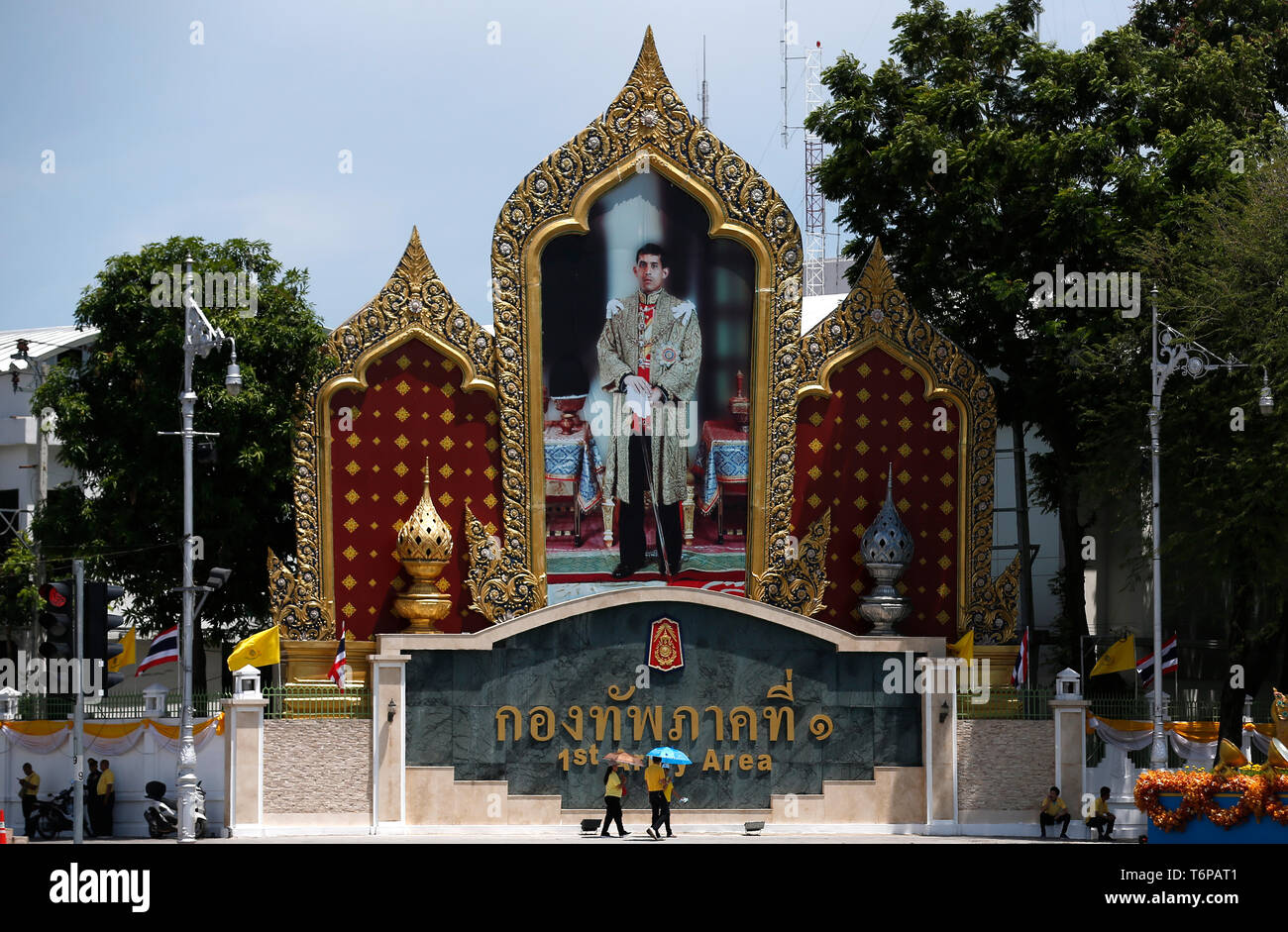 Bienfaiteurs vu en passant devant un portrait du roi de Thaïlande, Maha Vajiralongkorn Bodindradebayavarangkun (Rama X) avant le couronnement royal à Bangkok. Banque D'Images