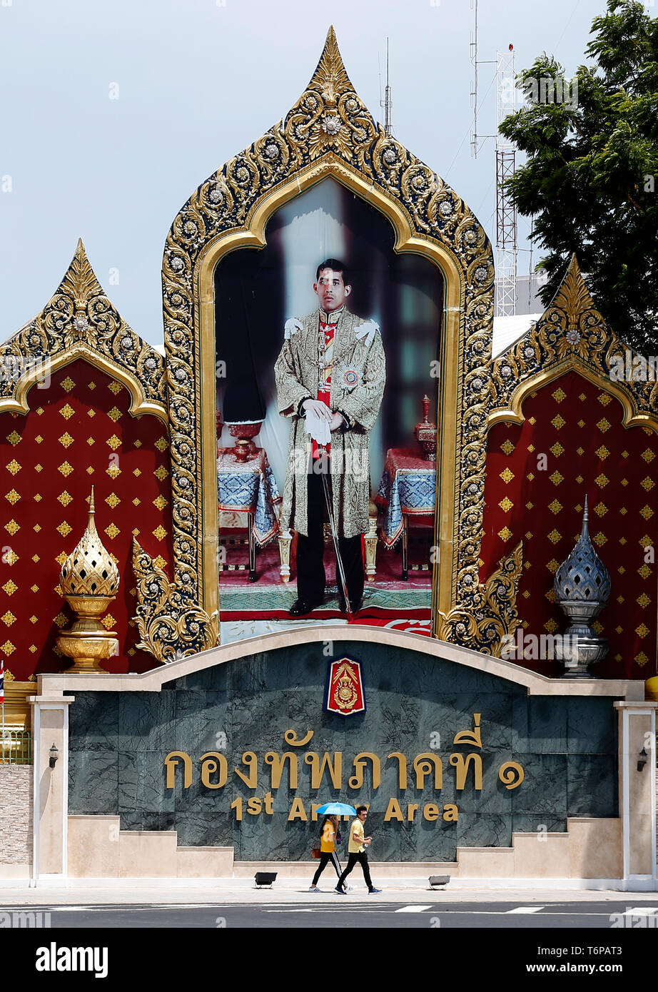 Bienfaiteurs vu en passant devant un portrait du roi de Thaïlande, Maha Vajiralongkorn Bodindradebayavarangkun (Rama X) avant le couronnement royal à Bangkok. Banque D'Images